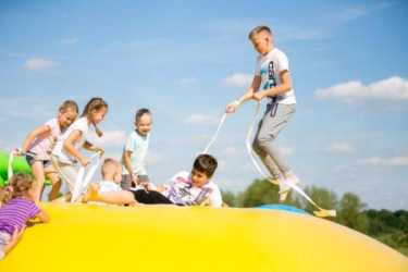 Obóz młodzieżowy, „NADMORSKI MEGA FUN” : 3 wycieczki - Pomerania Fun Park, lasertag, archery tag, holi dodatkowo: park linowy, paddleboard, kolonia 7-10 obóz 11-14 lat